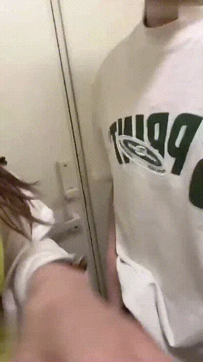 饥渴御姐火车上主动搭讪单男聊天，不停勾搭大胆抚摸大肉棒，最后没忍住躲着乘务员偷偷跑到厕所里面摇起来车震！ 动图预览