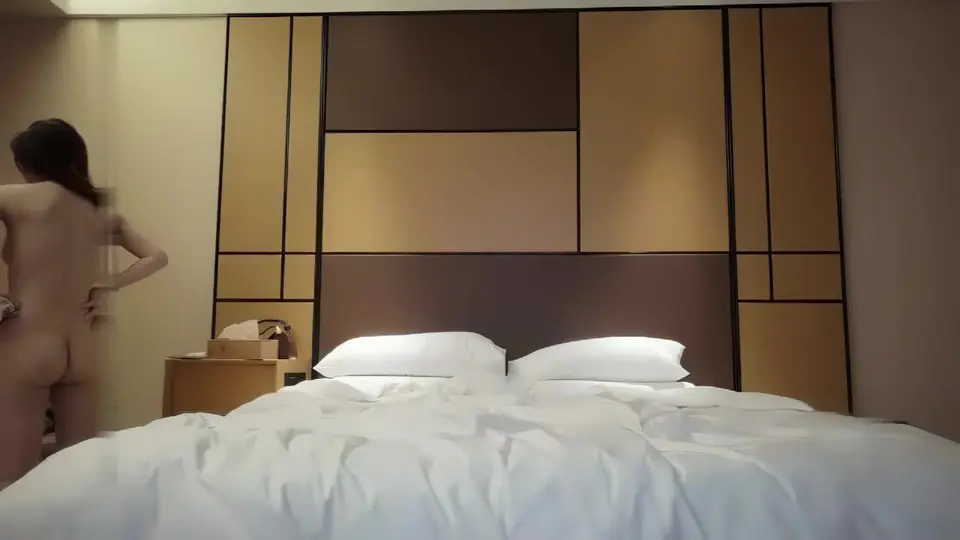 【小宝寻花】高质量牛仔裤外围妹子，坐在身上调情一番舌吻摸奶，上位自己动大力猛操