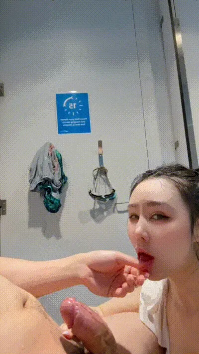 泳池更衣室的小小冒险~ 动图预览