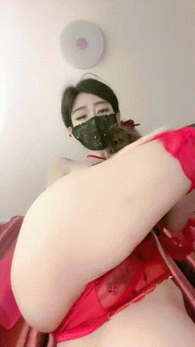 情趣小肚兜，尤物网红女神 黑丝美腿，馒头肥穴疯狂自慰，口塞小皮鞭 动图预览