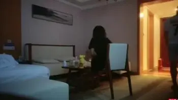 真实国产换妻系列，中年夫妻与年轻的夫妻互相比赛谁更厉害，少妇被操哭了
