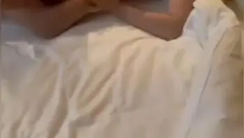 绿帽男又把老婆给别人享受了，自己只能先在旁边看着，最后单男忍不住内射了，自己再去刷锅