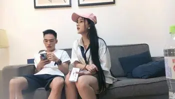 【午夜寻花】粉色鸭舌帽衬衣纹身妹子，舌吻自摸沙发上操特写口交猛操呻吟