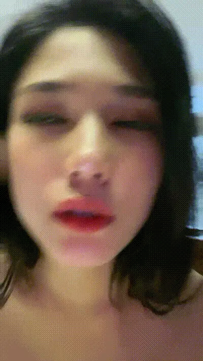 大三学姐 周末一个人在家掰穴自摸诱惑 动图预览