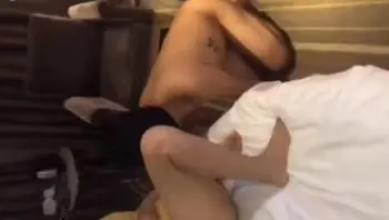 绿帽老公是个王八，给老婆舔干净舔湿了，让单男操，自己的老婆不能自己操，只能给别人刷锅！