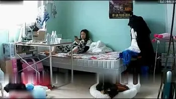 一边玩手机一边自慰接个电话换衣服出去仔细看原来来大姨妈了