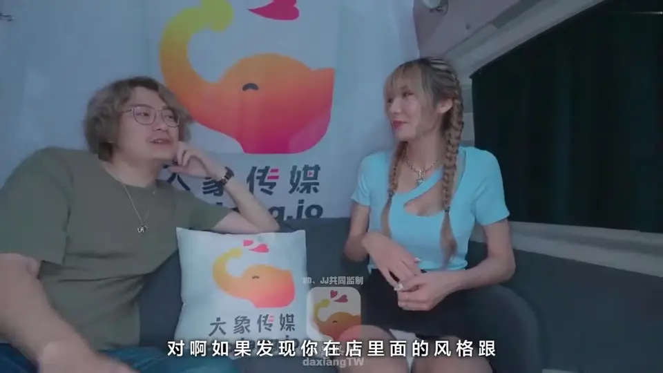 大象传媒之街头搭讪长腿服饰店员-芷媗
