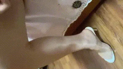 【禁忌母子乱伦】万人求稀缺资源 公务员妈妈乱伦亲儿子，被儿子一天内射三次，每次都主动舔完内射后的大鸡巴 动图预览