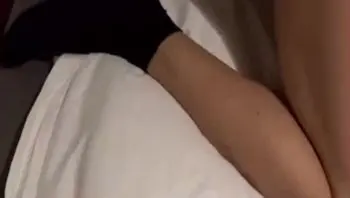 【兄弟小心点别把套搞掉了，那是我姐搞出人命就不好了】和发小偷偷炫耀过我姐给我操，结果他不信，趁着这次一起出去旅游偷偷带上春药，给姐姐灌醉，偷偷把我发小叫过来让他一起3P姐姐，不知道是不是药下的太多了，操的姐姐一直发抖，平时也没见她这样啊！