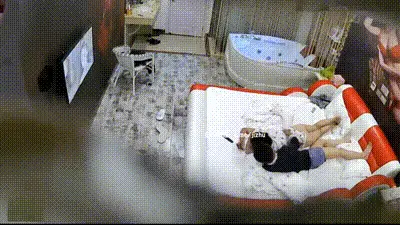 小伙和单位少妇开房偷情猛操女的擦逼时才发现说流了好多血 动图预览