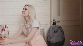 俄罗斯的银发蓝眼睛美女，和男友做爱前喝酒调情上劲了，摸逼自嗨，拿出鸡巴深喉做爱干到口爆