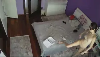 模特身材美女全身赤裸拿着新买的激光脱毛机给自己脱毛