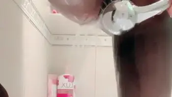 黑丝袜妹子用淋浴喷头自慰喷水呻吟和高潮