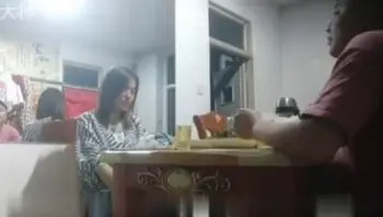 黑丝人妻少妇勾引情人操自己，被操瘫软在床上都起不来了，冲刺无套内射