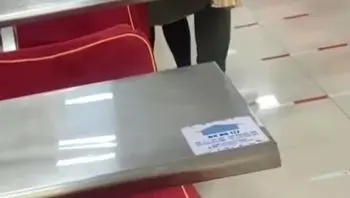 哈理工荣成学院食堂 情侣上演惊天淫戏 少女被探裙抠穴情动深处竟当众舌吻跪地口交 疑似主人带淫狗玩户外
