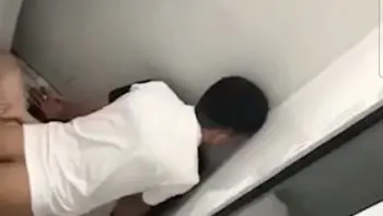 灌醉女同学后拖到厕所强奸！没成想被同学们偷拍！