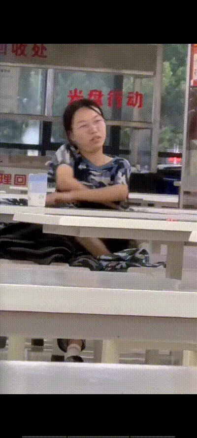 陕西职业技术学院 大一新生男女 穿着军训服在饭堂当众亲嘴扣逼 全校沸腾！ 动图预览
