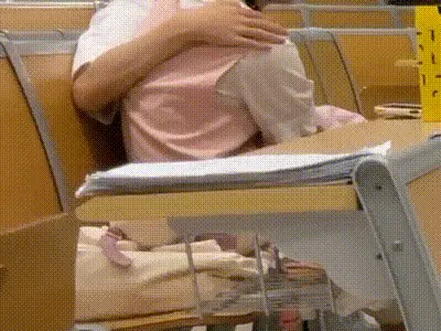华南理工大学 205教室第一排盖着裙子的小哥哥 表情很冷酷 导的很自然 把旁边的黑衣小哥羡慕坏了！ 动图预览
