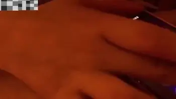 快手泄密视频 童颜骚货给老公戴绿帽 一边打着电话一边操逼 对话清晰刺激