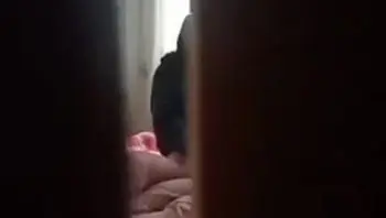 中国好室友！室友带女朋友回来打炮故意不关门 要不要冲进去加入他们？