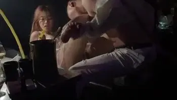 在酒吧直接开始操逼！这是抽嗨了吧?