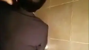 香港夜店厕所 发现男女在啪啪做爱 偷拍看的正起劲被发现了 要来抢手机！