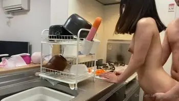 在厨房做菜让我脱下裤子给她吃肉棒【gionji_miyu】