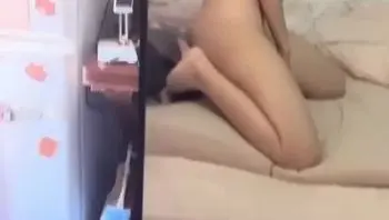 广州母狗❤️王萌❤️与异地男友视频裸聊曝光 私下做爱被男友大屌狂怼呻吟骚浪诱人！