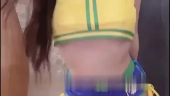你们可以接受跟另一个人一起洗澡吗？