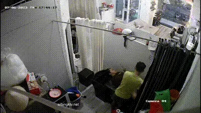 真实监控偷拍！欲姐少妇去发廊洗头 被小鲜肉掐着脖子抠逼舔穴 高潮捂住嘴巴不敢叫出声！ 动图预览