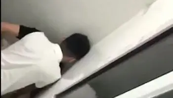 同学聚餐灌醉曾经暗恋的女神，在厕所啪啪被几个同学围观偷拍，老公知道后悔恨不已！