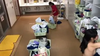 小学妹冒死偷拍！某高三游泳比赛的女浴池 场面甚是强大 几十名学妹被裸体曝光