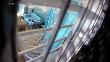 极品反差！旅馆端庄漂亮老板娘 趁老公不在和两个男人同时乱搞 一个坚持不住就赶紧拔出鸡吧换另一个接着搞