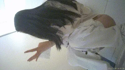 瓜友偷拍珍藏版！素颜清纯女神上厕所突然来了性欲 饥渴的拿手机看黄片 当场手淫高潮！ 动图预览
