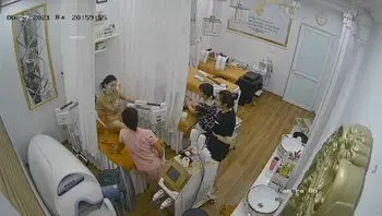 破解美容院摄像头偷拍 女顾客脱光衣服保养乳房和刮阴毛 偷窥好多漂亮翘挺美乳和私处！