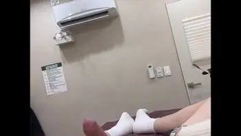 精品自拍 医院除毛 原版高清 不行除完毛之后给他打手枪吧 我看他都硬的受不了啦