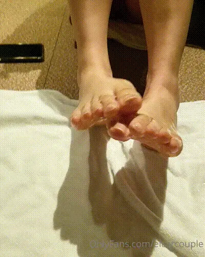 秀出脚趾【elcarcouple】 动图预览