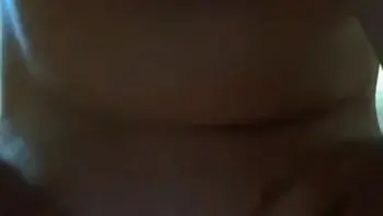 盯着班里体育生裆部凸起会逼痒 晚上回去想着他鸡巴自慰