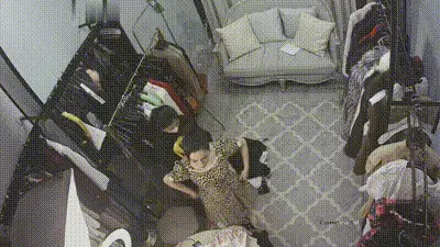 高档服装店更衣间摄像头监控偷拍 颜值富姐真空试穿衣服 奶子真大！ 动图预览
