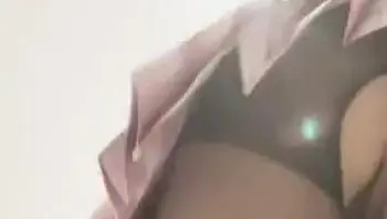 商场一路跟踪抄底极品JK裙黑丝美女 竟然没穿内裤人美B更美 后面怎么流血了？