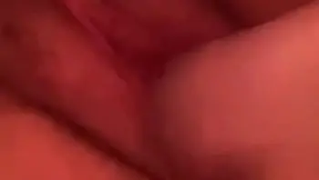 分享工作室兄弟的女朋友 长得非常清纯很开放 一次在夜店玩的时候 我们背着兄弟去厕所内射她！