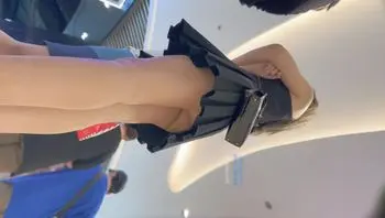 开保时捷的网红级别美女 形象气质顶级 短裙粉色骚丁 被抄底达人全程跟踪记录
