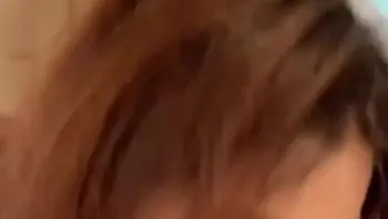 露脸跪舔深喉男友手指猛抠打桩爆操骚穴 反差骚劲十足！