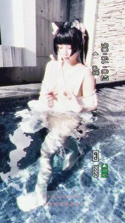 在游泳池旁边发骚样(✿◡‿◡) 动图预览
