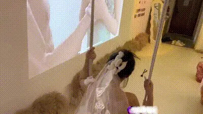 【以后别让你老公操你的屁眼，那是属于我的!】马上就要结婚的极品巨乳少妇，背着老公穿着婚纱和前男友偷情,捆绑调教坐秋千吃鸡巴，三洞齐插! 动图预览