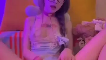 在楼道无套后入眼镜妹
