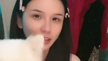 超高颜值的顶美极品尤物，感觉有点像外围整容女