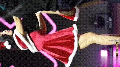 最新吃瓜韩国庆祝圣诞人气女主持掀裙露出屁股给男嘉宾打 动图预览