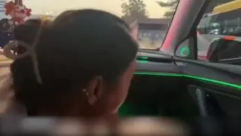 淫骚母狗与男友玩在高速上边开车边口交！