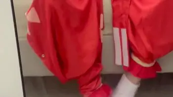 小脸蛋半只脚就能盖住www
